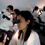 Ảnh: Một chuyên gia phân loại đá quý của GIA. (GIA).